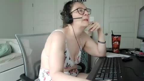 izzynoela online show from September 22, 2025, 4:42 pm