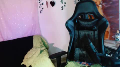 jade 18  online show from April 12, 2026, 1:32 am