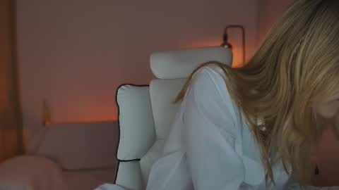 Linda Sofia help me get to 100 thumbs up online show from September 19, 2025, 5:09 am