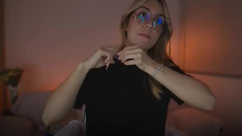 Linda Sofia help me get to 100 thumbs up online show from September 21, 2025, 4:14 am