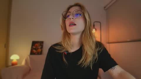 Linda Sofia help me get to 100 thumbs up online show from October 14, 2025, 4:46 am