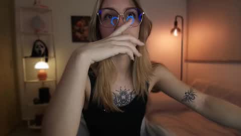 Linda Sofia help me get to 100 thumbs up online show from November 17, 2025, 4:29 am