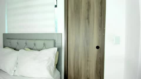 Jade smile online show from April 27, 2026, 12:25 pm