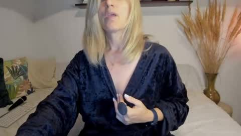 Snapshot of jadore_able82 chatting on June 4, 2026, 2:34 pm elena online show from June 4, 2026, 2:34 pm