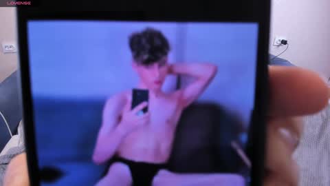 Snapshot of james_mil chatting on December 27, 2024, 1:22 am James online show from December 27, 2024, 1:22 am