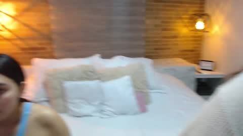 Jazmin and Scarlett online show from November 20, 2025, 9:42 am