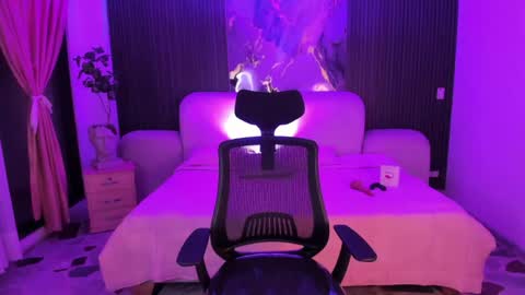 Jazminrusso  online show from April 27, 2026, 6:44 am