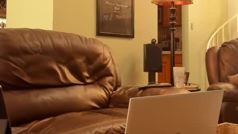 Snapshot of jdineuless chatting on October 22, 2025, 5:13 pm JDinEuless online show from October 22, 2025, 5:13 pm