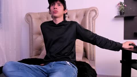 jeanram018 online show from March 5, 2025, 11:38 am