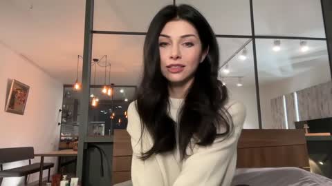 jennifer bones online show from December 1, 2025, 8:25 pm