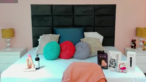 jenner_madison online show from November 17, 2025, 11:05 am