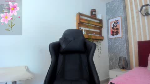 Jessica Pethersson  online show from February 3, 2025, 12:03 pm