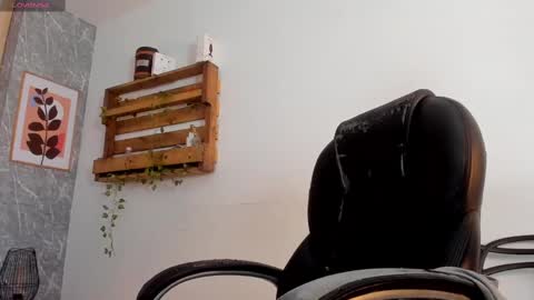 Jessica Pethersson  online show from February 21, 2025, 5:42 pm