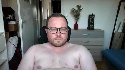 jeuneloup92 online show from September 8, 2025, 5:56 pm