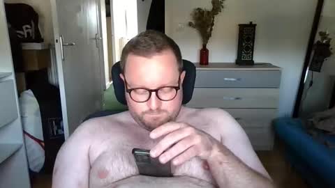 jeuneloup92 online show from October 8, 2025, 3:42 pm