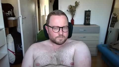 jeuneloup92 online show from October 13, 2025, 3:56 pm