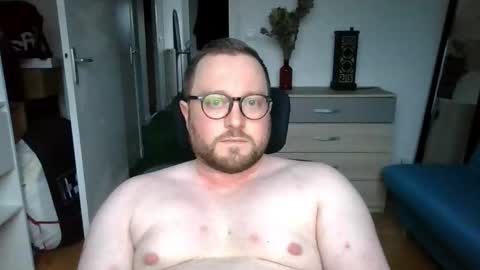 jeuneloup92 online show from October 28, 2025, 4:42 pm