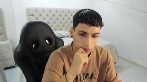 jhoanleandro online show from October 31, 2025, 4:35 am