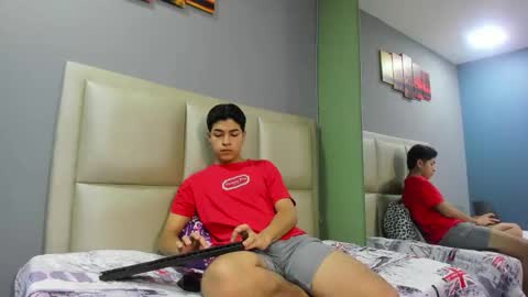 Snapshot of jhonny_saenz chatting on October 15, 2025, 12:05 pm Jhonny online show from October 15, 2025, 12:05 pm