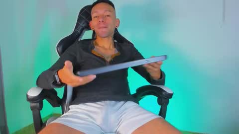 Snapshot of jhors_silv chatting on October 19, 2025, 2:01 am Jhors online show from October 19, 2025, 2:01 am