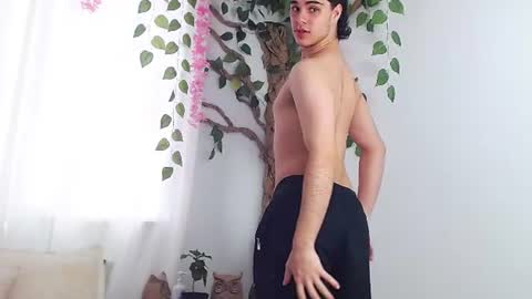 Snapshot of jhuan_cute chatting on July 2, 2026, 9:43 pm Jhuan Nhez online show from July 2, 2026, 9:43 pm