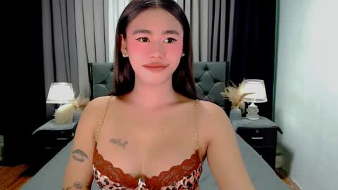 jhuliana_and_charles_room online show from May 19, 2026, 11:33 pm