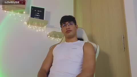 Snapshot of jimmy_leeh_ chatting on January 22, 2025, 10:15 pm Jimmy Leeh online show from January 22, 2025, 10:15 pm