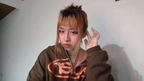 Minaa  online show from December 4, 2025, 2:21 am