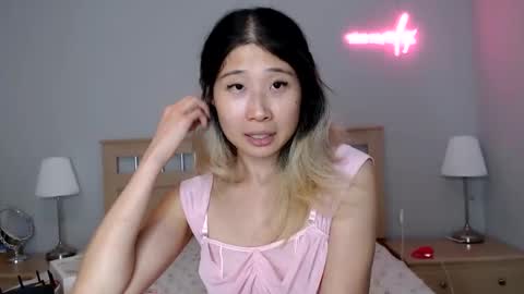 Jiwoo online show from October 13, 2025, 8:03 am