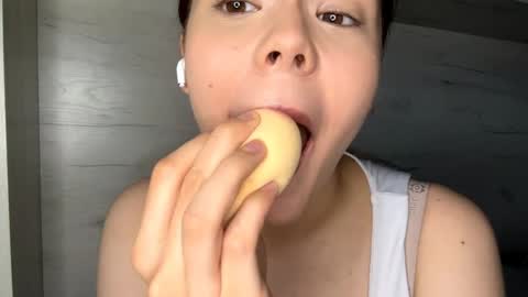 Snapshot of jodeesolarz chatting on April 15, 2026, 10:33 am Mila online show from April 15, 2026, 10:33 am