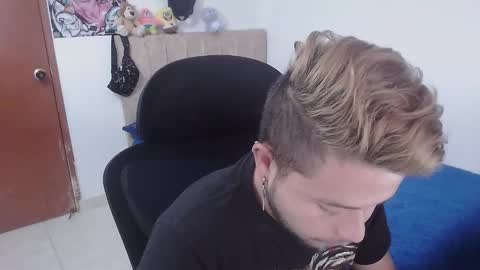 JOHAN independient model online show from November 21, 2025, 1:54 pm