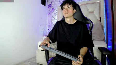 johnny_cagee online show from April 13, 2026, 4:07 am