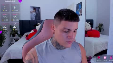 Snapshot of johny_multicum chatting on October 8, 2025, 11:57 pm Johny online show from October 8, 2025, 11:57 pm