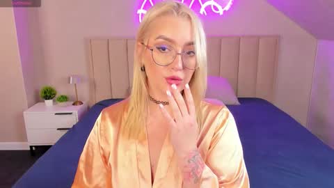 Vickie online show from October 17, 2025, 9:12 am