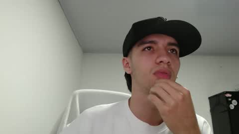 Snapshot of juanboytw chatting on February 15, 2025, 12:04 am juanboytw online show from February 15, 2025, 12:04 am