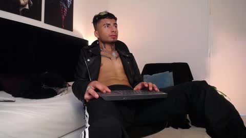 Snapshot of juancamilo_66 chatting on January 5, 2025, 8:42 pm Juan online show from January 5, 2025, 8:42 pm