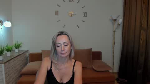 julia__cherry_ online show from January 31, 2025, 5:42 pm
