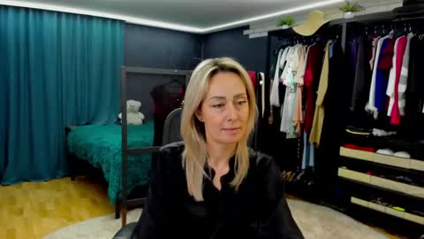 julia__cherry_ online show from April 20, 2026, 3:15 pm