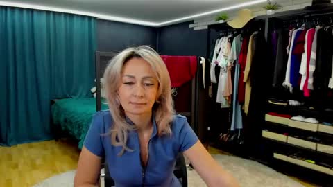 julia__cherry_ online show from April 22, 2026, 3:13 pm