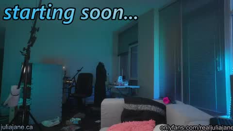 Julia Jane online show from April 9, 2026, 2:00 am