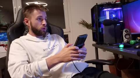 julia_official online show from January 13, 2026, 8:58 pm