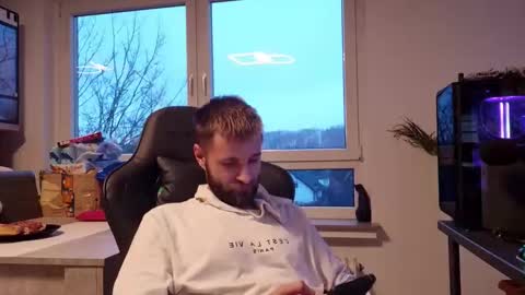 julia_official online show from January 14, 2026, 3:28 pm