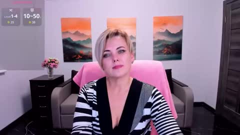 Julia online show from November 4, 2025, 3:22 pm