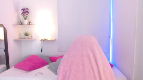 Julia online show from September 17, 2025, 12:18 pm