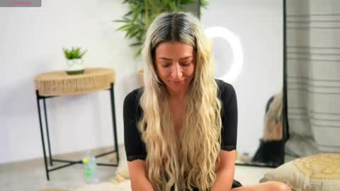 Julia online show from April 18, 2026, 7:58 pm