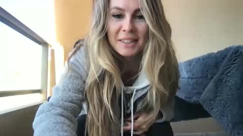 julialemilf online show from April 18, 2026, 8:18 am