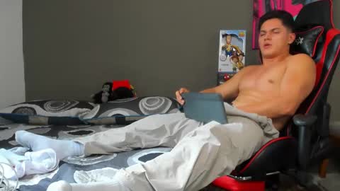 Snapshot of julian_wallace1 chatting on May 21, 2026, 5:09 pm julian_wallace1 online show from May 21, 2026, 5:09 pm