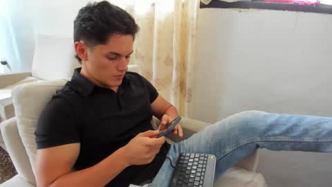 Snapshot of julian_wallace1 chatting on May 26, 2026, 6:15 pm julian_wallace1 online show from May 26, 2026, 6:15 pm