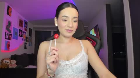 Snapshot of julidavila chatting on June 4, 2026, 12:05 am Jeimy Help me to reach 100 thumbs up online show from June 4, 2026, 12:05 am