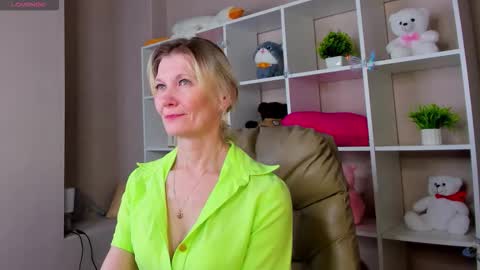 Snapshot of julie_lucasss chatting on March 5, 2026, 12:39 am Julie Lucasss online show from March 5, 2026, 12:39 am